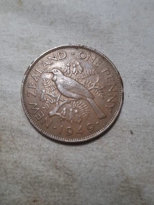 Moneda de bronce 1949 de 1 centavo de Nueva Zelanda - Pájaro Tui en la rama de un árbol Kōwhai - Imagen 1 de 2