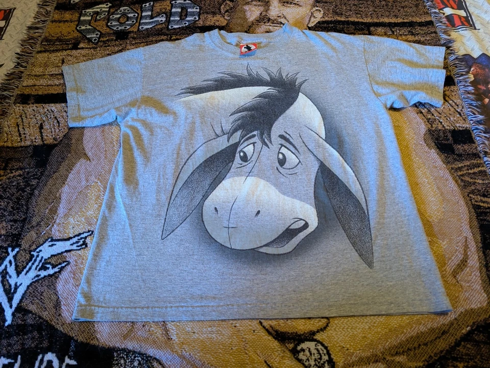 Camiseta Vintage Años 90 Disney Pooh Eeyore Big Face EE. UU. 23x26 XL ETIQUETA ROJA Mickey INC Foto 1 de 4