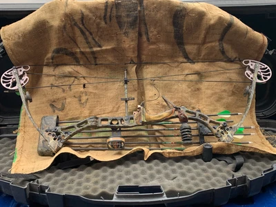 Bowtech Old Glory Left Hand Compound Bow W/3 Pin Site, Quiver, Whisker Biscuit b - Image 1 of 4