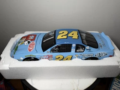 2000 #24 Jeff Gordon DuPont Peanuts 50th Celebration Snoopy 1:18 Action Nascar - Image 1 of 4