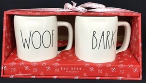 Rae Dunn WOOF BARK Kaffeebecher 2er Set Weihnachtsgeschenkset großer Brief neu - Bild 1 von 12