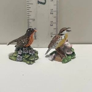 TwoVintage 1989 NAS Mini 1" Painted Lead/Alloy Birds w/Flowers Figurine /Statue - Picture 1 of 5