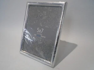 Silver Cushioned Photo Frame 5"x7" Freestanding / Wall Hanging - Picture 1 of 1