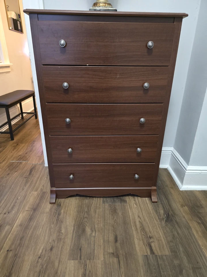 Cómoda de cinco cajones Foto 1 de 1