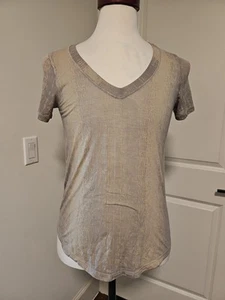 Lululemon Back & Forth V-Neck Tee Shirt Womens Size 6 Short Sleeve Gray/Tan - Picture 1 of 6
