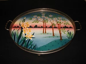 ANTICO SUPERBO VASSOIO DA PORTATA IN MAIOLICA ART NOUVEAU PORCELLANA CORNICE OTTONE - Foto 1 di 5