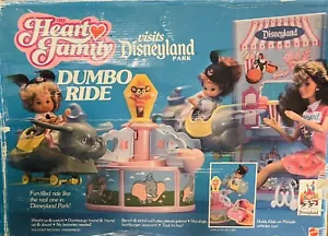 Vintage 1989 Heart Family Visits Disneyland Park Dumbo Ride auto extra - Foto 1 di 12