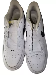 Nike AF1 DM0983-100 Größe 6,5Y habe einen Nike Day weiß schwarz und gelb Grafik - Bild 1 von 9