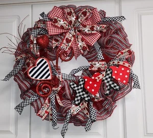Valentine's Day Xoxo Wreath - Picture 1 of 4