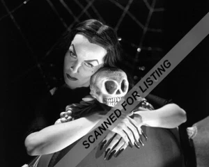 Maila Nurmi as Vampira Halloween Promo B&W 8x10 PHOTO #8837 - Picture 1 of 1