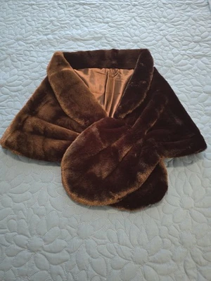 Mantones y envolturas de piel sintética para mujer estola damas de honor pequeñas-medianas negras Foto 1 de 4