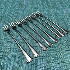 8 Oneida MAESTRO ST LEGER Stainless COCKTAIL FORKS Appetizer Glossy Flatware USA - Picture 1 of 7