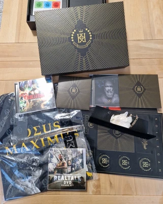 Kollegah Monument Deluxe-Box Vollständig - Hoodtape DVD L T-Shirt AME Halskette - Bild 1 von 4