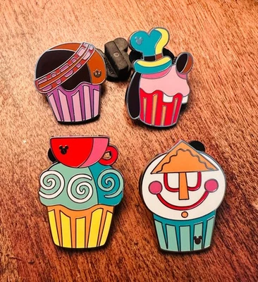 Disney WB 2025 oculto Mickey 4 pines cupcake goofy pequeño mundo Star Wars Chewbaca Foto 1 de 4