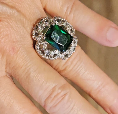 Glamoroso anillo de plata simulada esmeralda y diamantes talla 7 Foto 1 de 4