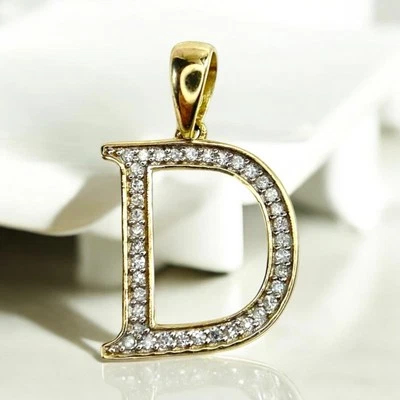 Colgante de oro amarillo de 10k con diamante redondo natural letra D Foto 1 de 4