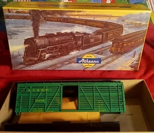 ATST Santa Fe Stock Car Green 40' Athearn 1776 Kit HO Yellow Box Snow Scene50656 - Picture 1 of 6