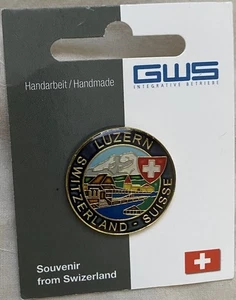 GWS Schweiz Luzern 1" Emaille Anstecknadel Kapelle Brücke rund Souvenir See Neu mit Etikett - Bild 1 von 3