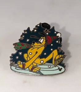 Cast Lanyard Holidays Collection Pluto On Ice Skates Disney Flare Pin 2006 Decor - Picture 1 of 9