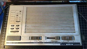 Vintage Sanyo RM 7100 Am/FM Radio Alarm Clock Made in Singapore - Picture 1 of 4