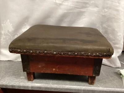 Antiguo taburete de pie con aspecto artesanal, cuero, tira de metal pintura roja antigua. Foto 1 de 4