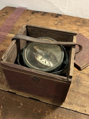 Antigua caja de cola de milano de madera con brújula de barco náutico de latón Foto 1 de 4