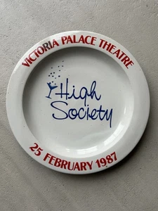 HIGH SOCIETY VICTORIA PALACE THEATER ERÖFFNUNGSABEND GESCHENK 25.2.1987 24,5 CM TELLER - Bild 1 von 2
