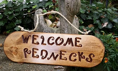 Hecho a mano 22" Bienvenido Redneck madera manchada exterior cuerda colgante letrero de casa Foto 1 de 4