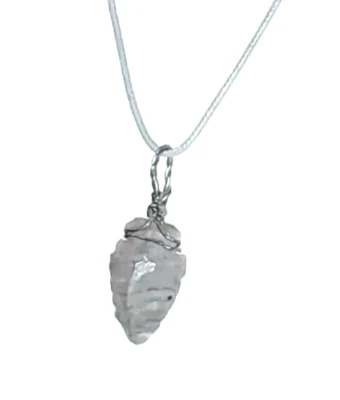 Collares de piedras preciosas cortadas a mano gris piedra natural colgante punta de flecha energética  Foto 1 de 4