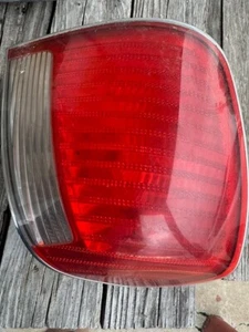 2001-2005 HYUNDAI XG350 RIGHT REAR TAIL LIGHT  OEM - Picture 1 of 3