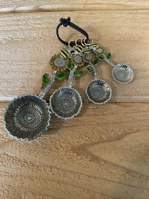 Juego de 4 cucharas medidoras tono plata, esmalte abeja en girasoles hecho por Ganz Foto 1 de 4