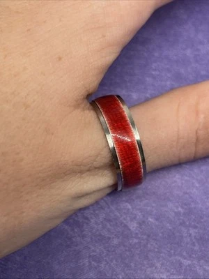 Anillo con incrustación roja para hombre | Talla 11,5 | Banda de acero inoxidable Punk, motociclista, ambiente de jugador Foto 1 de 4