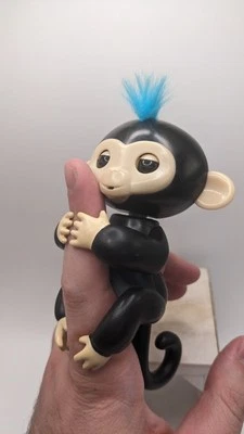 Figura interactiva mono bebé Fingerlings Finn negra con pelo azul de WowWee Foto 1 de 4