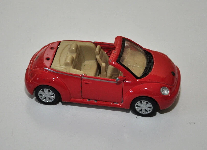Modello auto Maisto Volkswagen New Beetle rossa scala 1:37  - Immagine 1 di 4