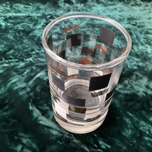 Saftglas klar mit Gold Schwarz Weiß Quadrate 3-1/2" hoch 2-1/8" quer gebraucht - Bild 1 von 3