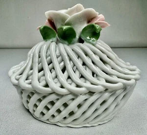 Baratija ovalada tejida blanca vintage de porcelana con tapa floral - Imagen 1 de 4