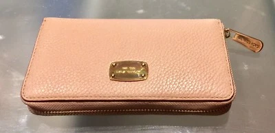 NEW MICHAEL KORS SIGNATURE LEATHER PURSE WALLET CLUTCH BEIGE ZIP AROUND - Image 1 of 4