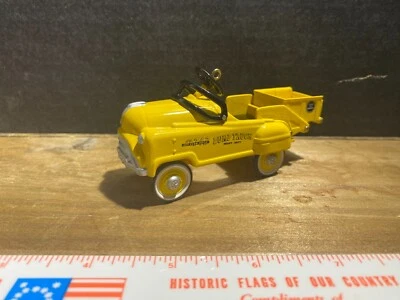 HALLMARK KIDDIE CAR CLASSICS MURRY DUMP TRUCK PEDDLE CAR CHRISTMAS ORNAMINT - Imagem 1 de 4