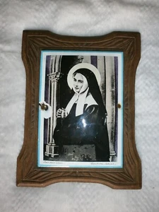 ANCIEN CADRE MURAL/BOIS ET PLAQUE EMAILLé/LA RELIGIEUSE/ SAINTE BERNADETTE??? - Picture 1 of 4