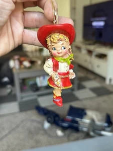 Adorno de Navidad Vaquera Vintage - Estatuilla de Niña Occidental con Sombrero Rojo y Botas - Imagen 1 de 8