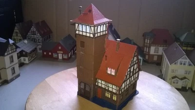 Vollmer Bausatz gebaut 1:87 HO Haus,Gebäude - Feuerwache/Schlauchturm #9# - Bild 1 von 4