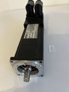 Servomotore LENZE MCS06141-RS0P1 0,64kw leggermente danneggiato - Foto 1 di 7