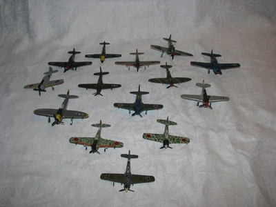 Grupo de 14 aviones de juguete de plástico colorido Foto 1 de 4