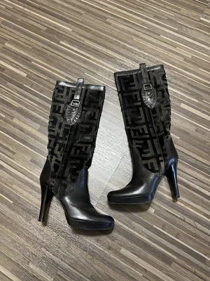 Fendi Zucca Monograma Tela Italia Botas Marrón Negro Tacón al Tobillo Talla 38.5 EE. UU. 7.5 Foto 1 de 4