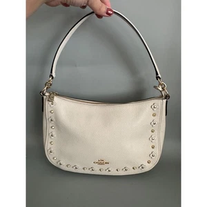Borsa a tracolla Coach Chelsea borchiata con rivetti floreali gesso pelle bianca margherita - Foto 1 di 13