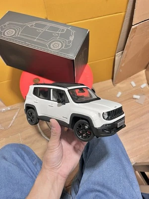 1: 18 比例 Jeep Renegade 高山白色透明外套带黑色车轮压铸模型 — 第 1/4 张图片