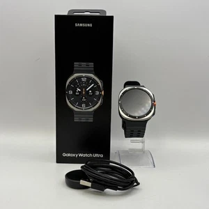 Samsung Galaxy Watch Ultra 47mm srebrny tytan (LTE) z czarnym paskiem - doskonały - Zdjęcie 1 z 5
