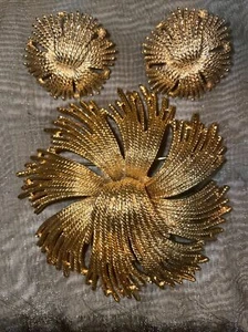 Vintage Monet ""Cordelia"" Goldton Pin Brosche Clip On Ohrringe Set - Bild 1 von 8