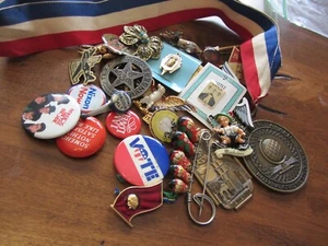 Vintage Pinbacks Pins Buttons Texas Ranger Nixon Anhänger Brosche Beef Eagle - Bild 1 von 17