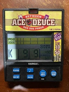Radica Between Ace Deuce Red Dog Poker Handheld elektronisches Spiel Modell 960 Pocket - Bild 1 von 2